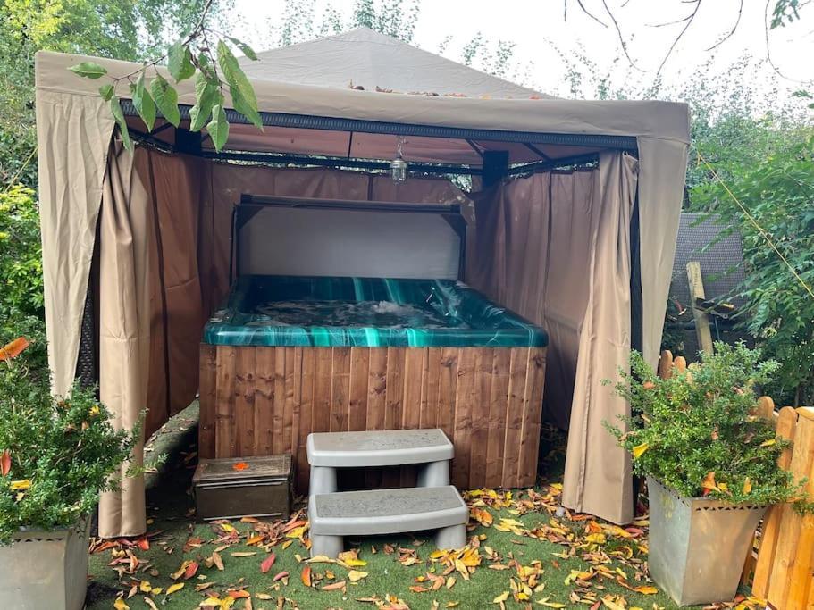 The Big Cosy Boudoir Bed + Hot Tub Harvington Exterior foto