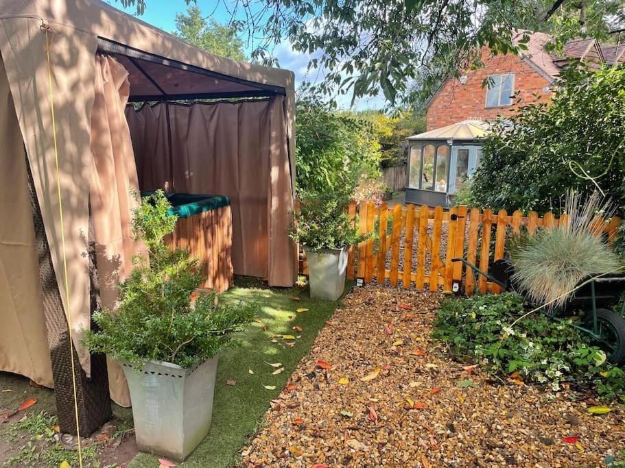 The Big Cosy Boudoir Bed + Hot Tub Harvington Exterior foto