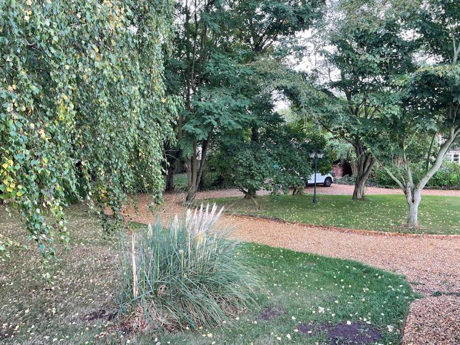 The Big Cosy Boudoir Bed + Hot Tub Harvington Exterior foto