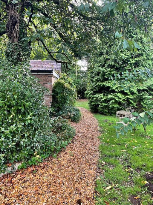 The Big Cosy Boudoir Bed + Hot Tub Harvington Exterior foto